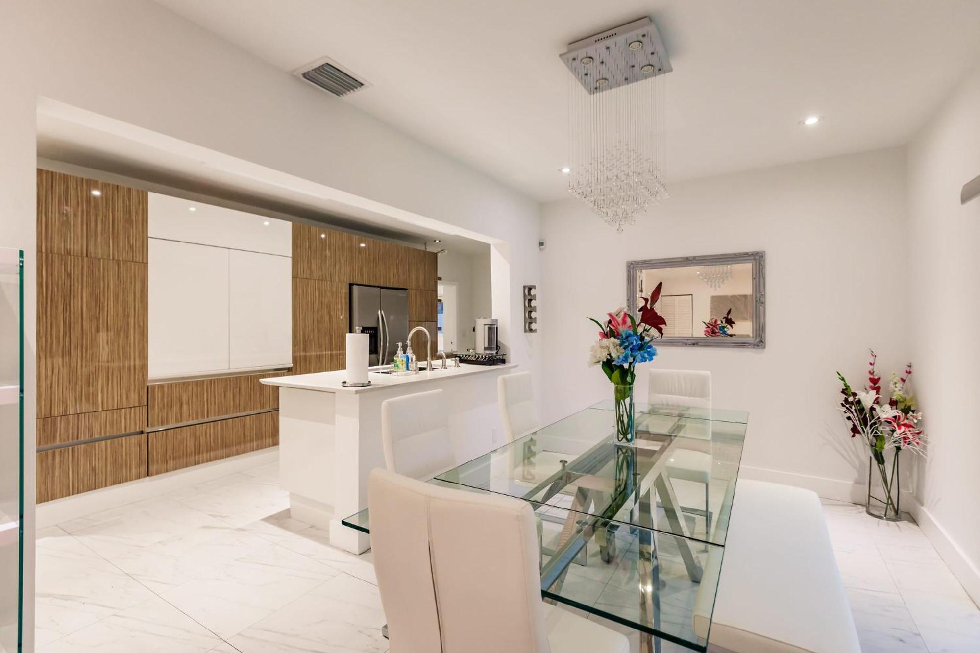 Ferienhaus Uhost Ai - Luxurious 5B Home W Pool & Lounge