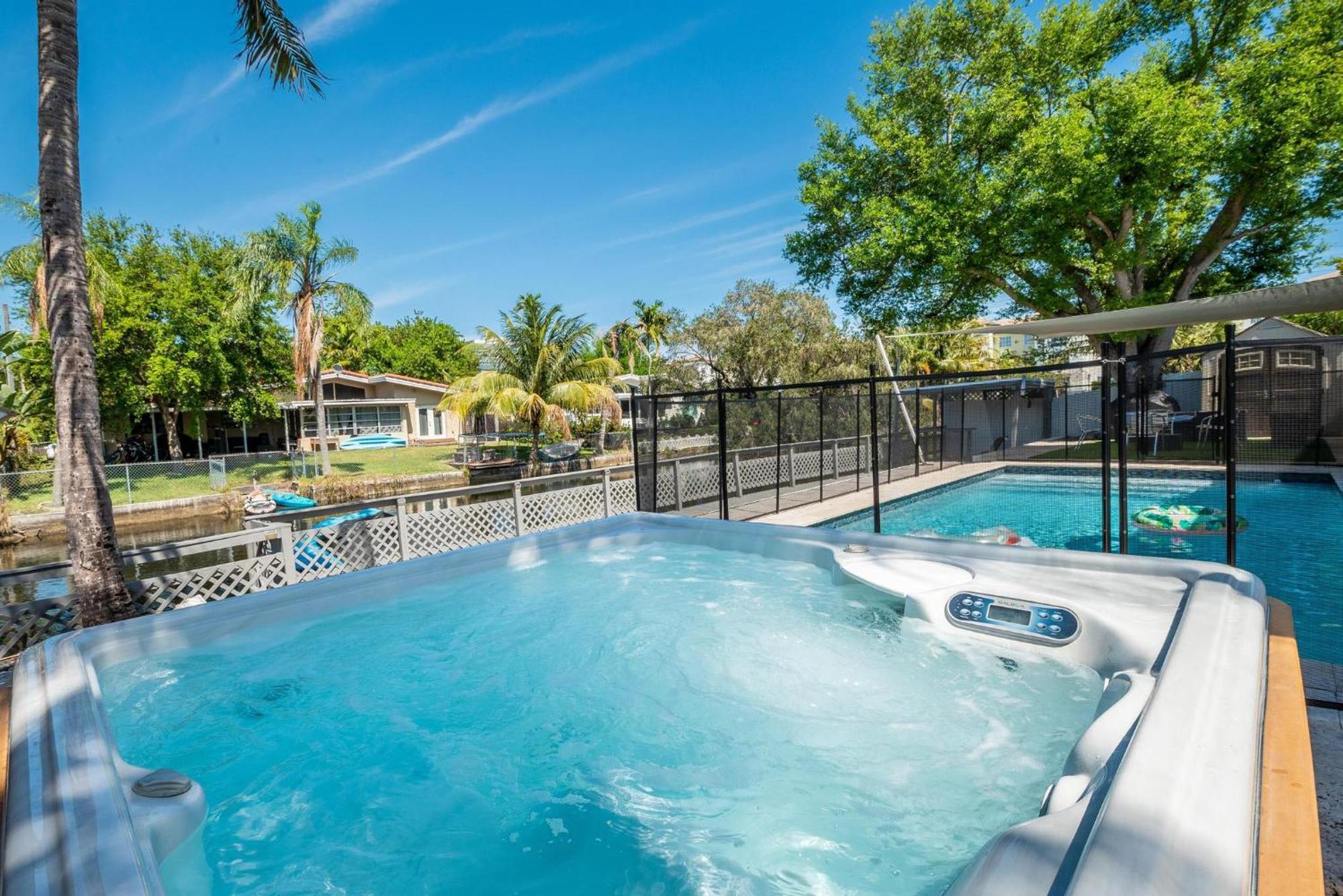 Uhost Ai - Luxurious 5B Home W Pool & Lounge Ferienhaus