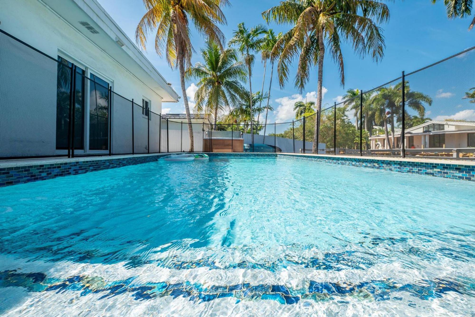 Uhost Ai - Luxurious 5B Home W Pool & Lounge